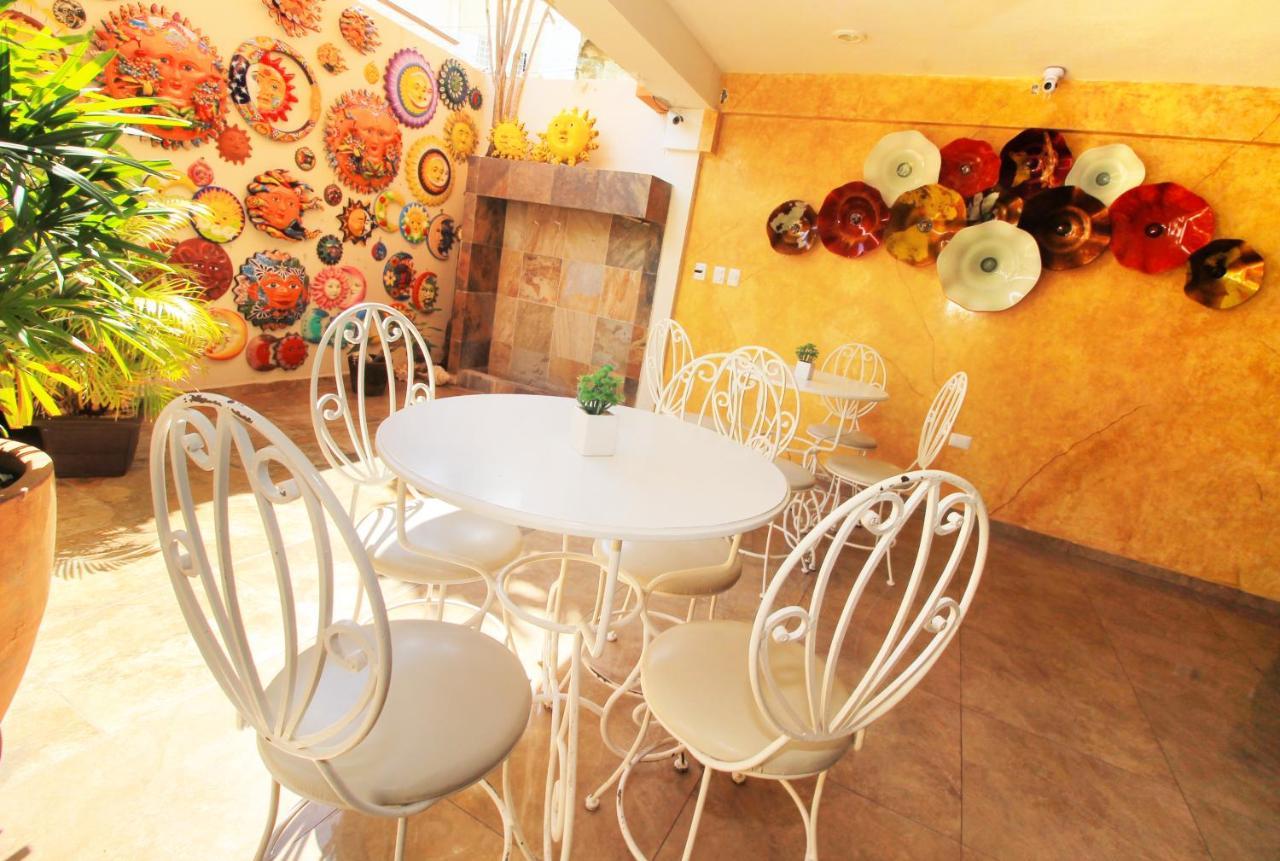 Papagayo Hotel Boutique Playa del Carmen Extérieur photo A typical interior of a coffee shop in the city