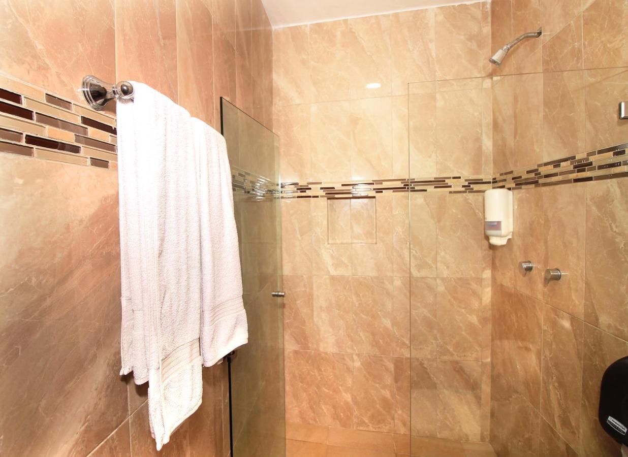 Papagayo Hotel Boutique Playa del Carmen Extérieur photo A shower with a sliding door